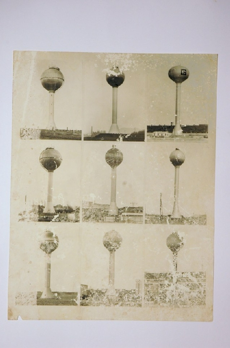 Collezione privata Bernd Becher Water towers Stampa alla gelatina bromuro d’argento su carta baritata Prima del restauro