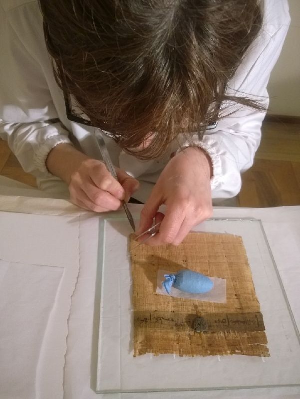 Fondazione Museo delle antichitĂ egizie di Torino Papiroteca Montaggio frammento di papiro all'interno del nuovo sistema espositivo