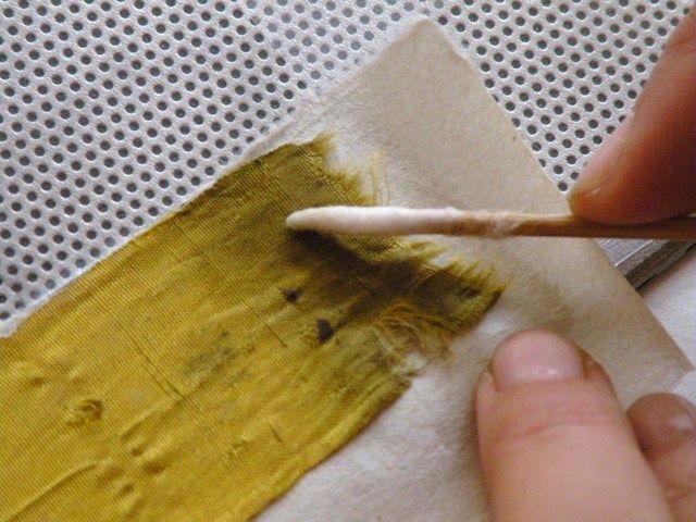 Collezione privata Atto di onorificenza inchiostro e gouache su pergamena Durante il restauro Pulitura a tampone su tavola aspirante del nastro in seta impiegato per ancorare il sigillo alla pergamena