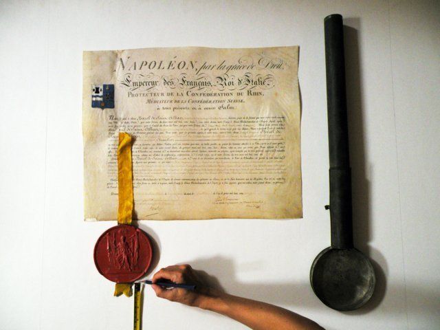 Collezione privata Atto di onorificenza (1813)- inchiostro e gouache su pergamena Durante il restauro Predisposizione degli elementi per la realizzazione del montaggio ad incasso su cartone alveolare per la conservazione