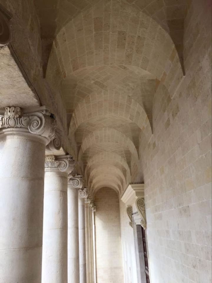antico edificio con capitelli