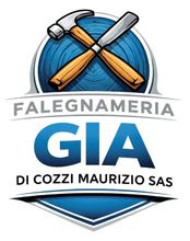 Logo marrone della Falegnameria Gia di Maurizio Cozzi con finestra ad arco e attrezzi in legno