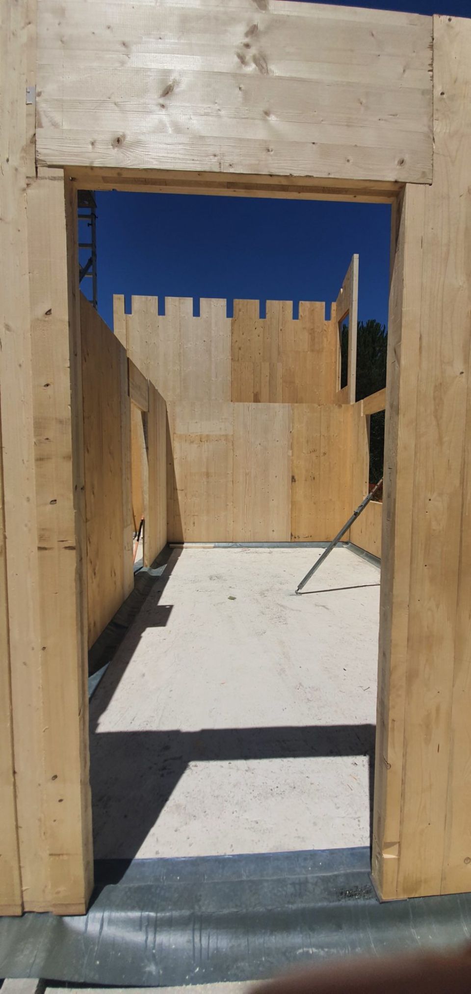 pareti di casa in legno lamellare in costruzione