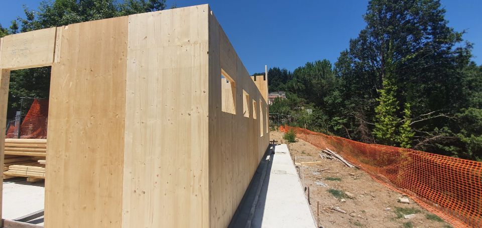 lato esterno di casa con struttura in legno in costruzione