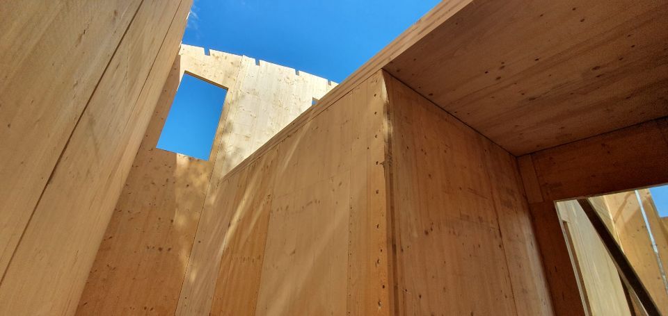 dettaglio di una casa in legno X-Lam in costruzione