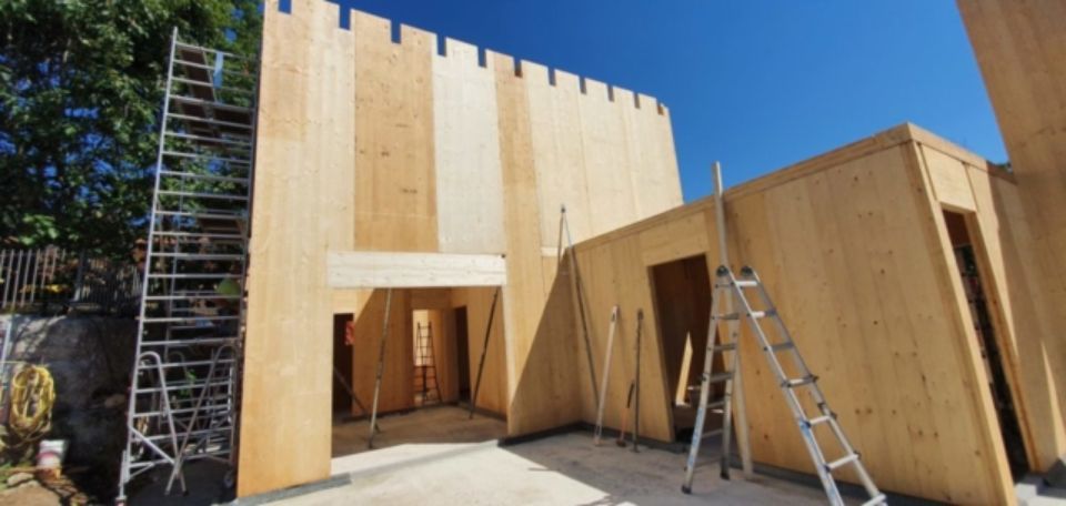 facciata esterna di casa in legno in costruzione