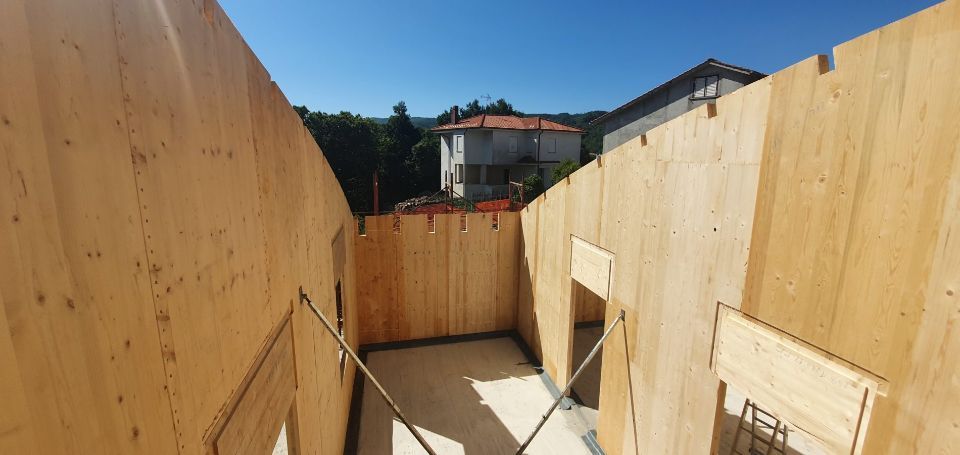 struttura edile in legno in fase di realizzazione