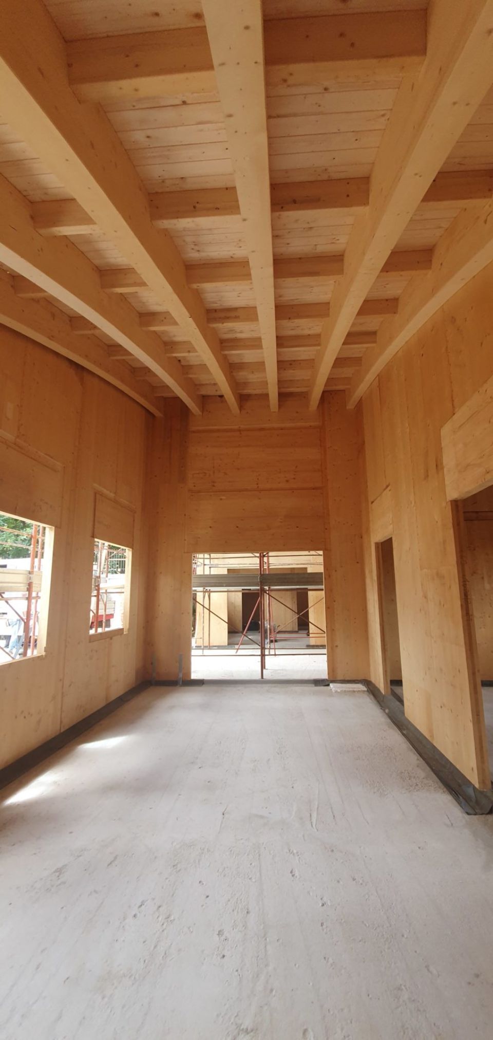 interno di abitazione in legno con travi sul soffitto