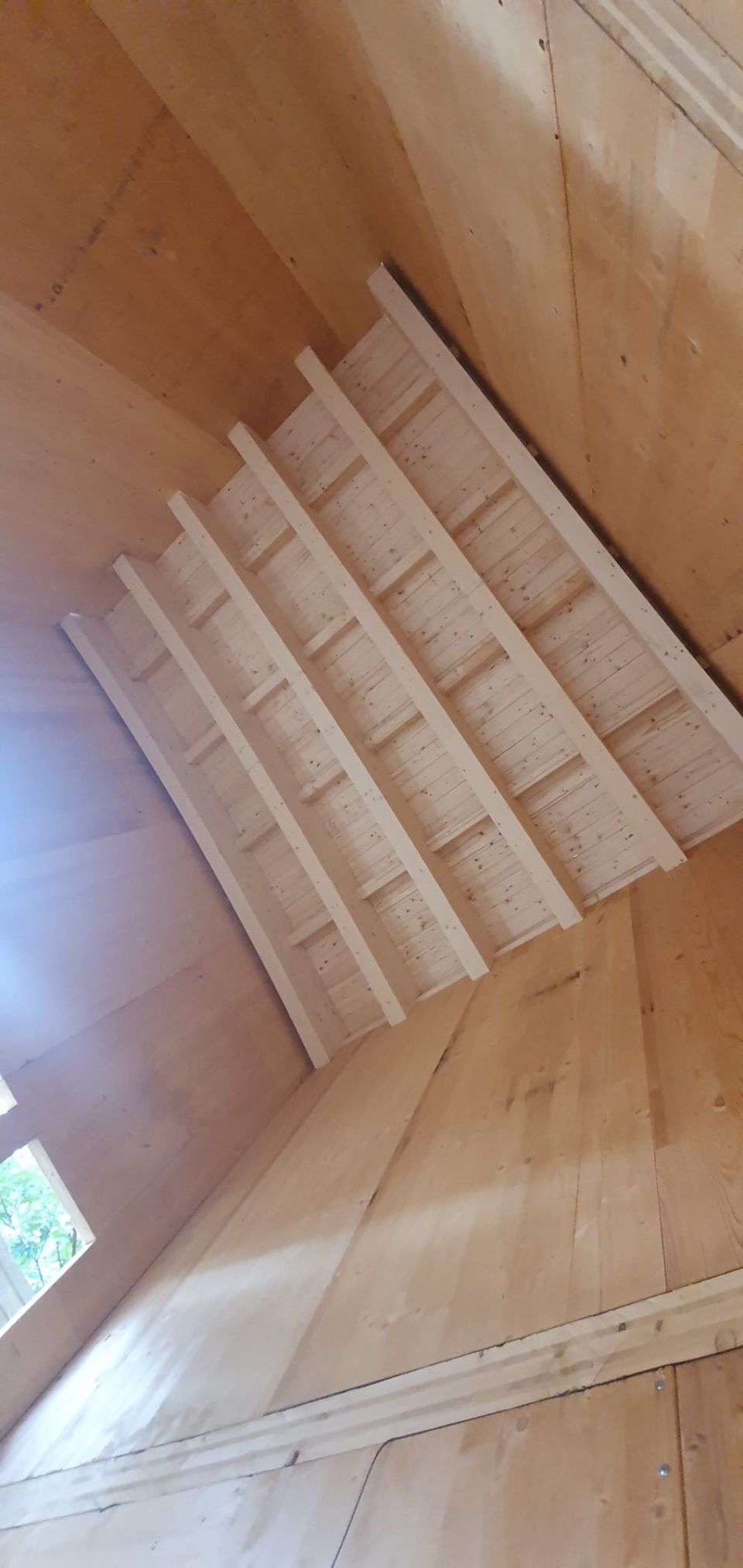 soffitto con travi in legno di casa in costruzione