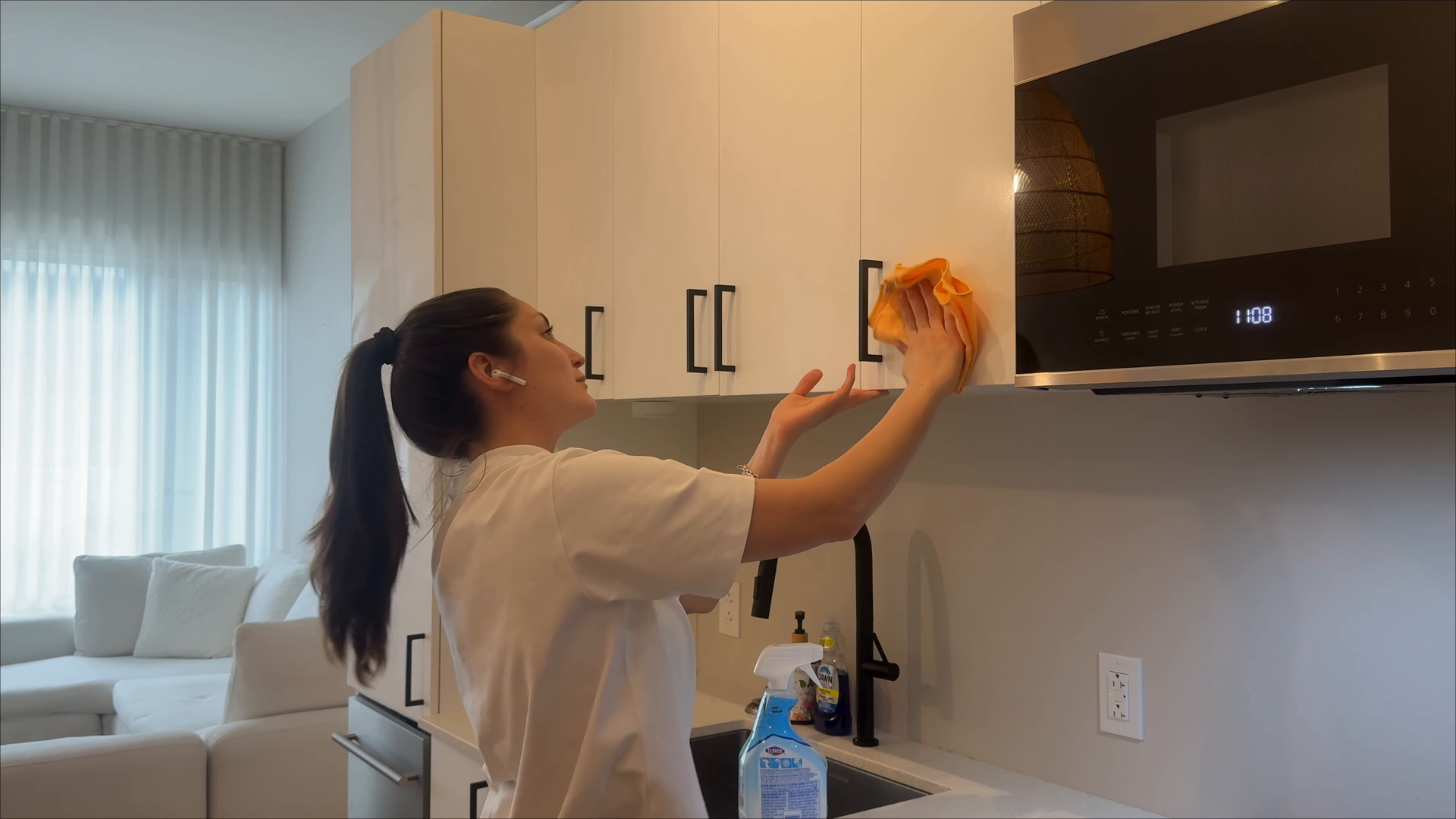 Experienced house cleaner arriving at a recurring client home in NYC