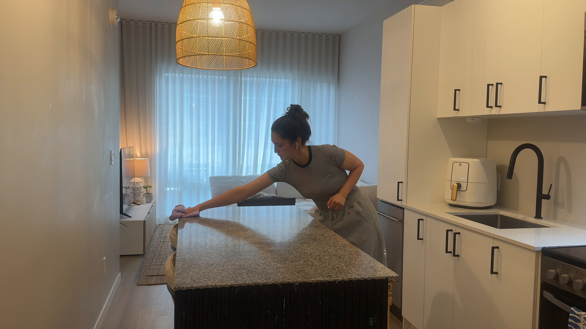 Professional cleaner backed by 24-hour re-clean guarantee — house cleaning service New York City