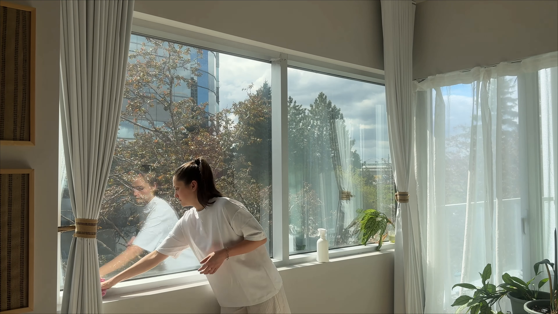 Guaranteed floor mopping and baseboard cleaning in a New York City apartment