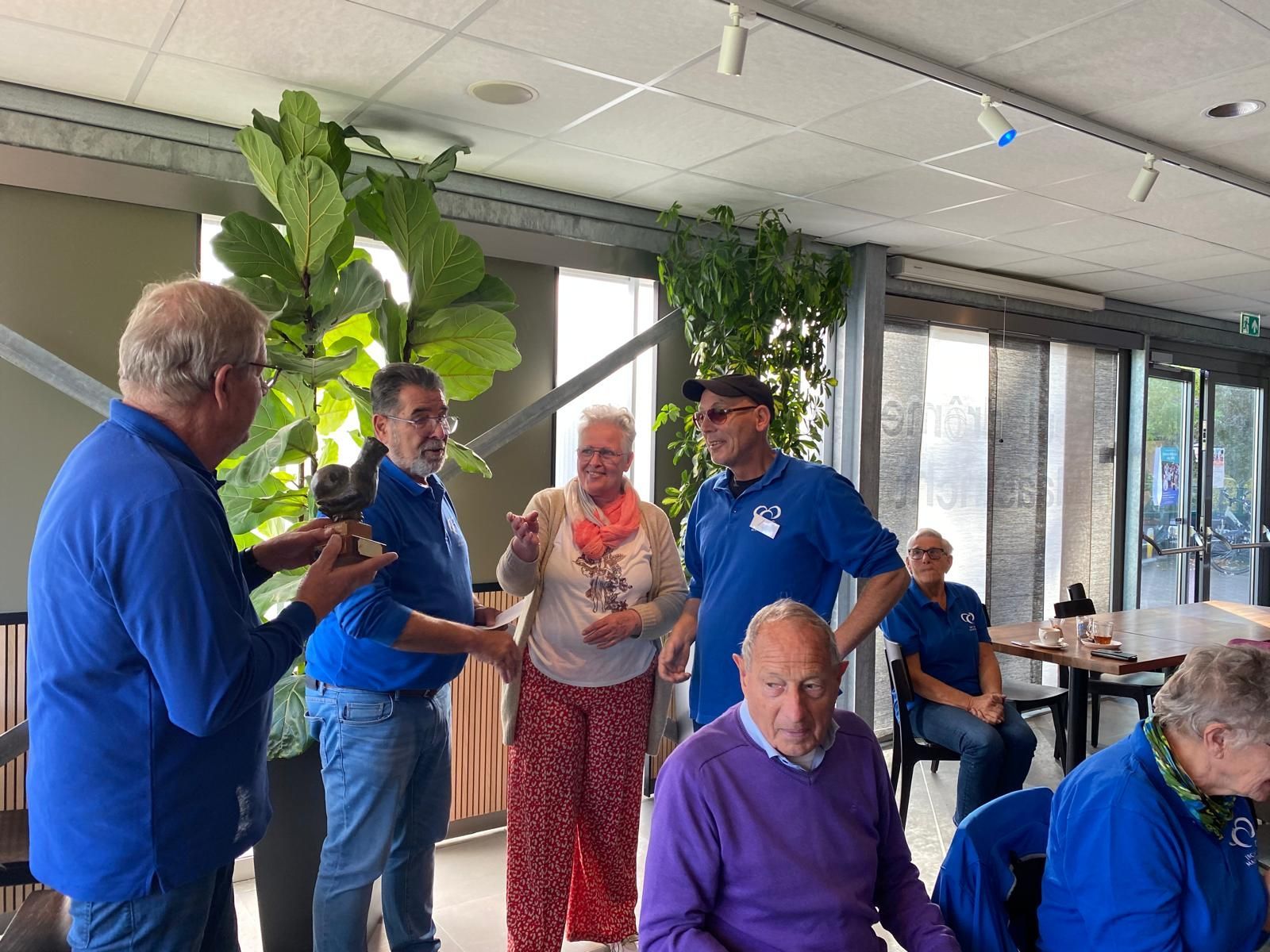 Patrick neemt de 1e prijs in ontvangst.
