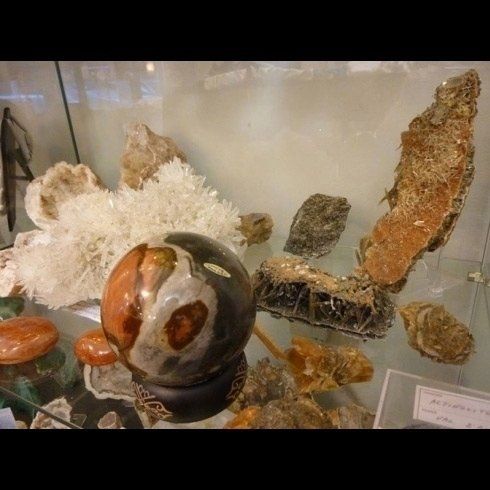 Una teca di vetro piena di rocce e una sfera
