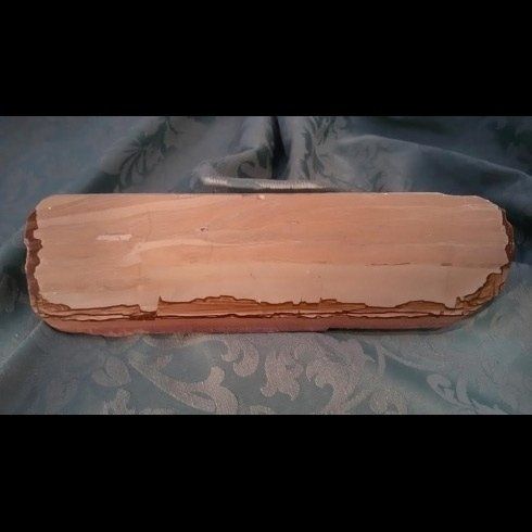 Un pezzo di legno è adagiato su un panno blu