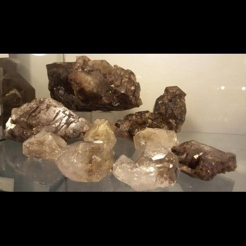 Un gruppo di rocce appoggiate su un tavolo di vetro.