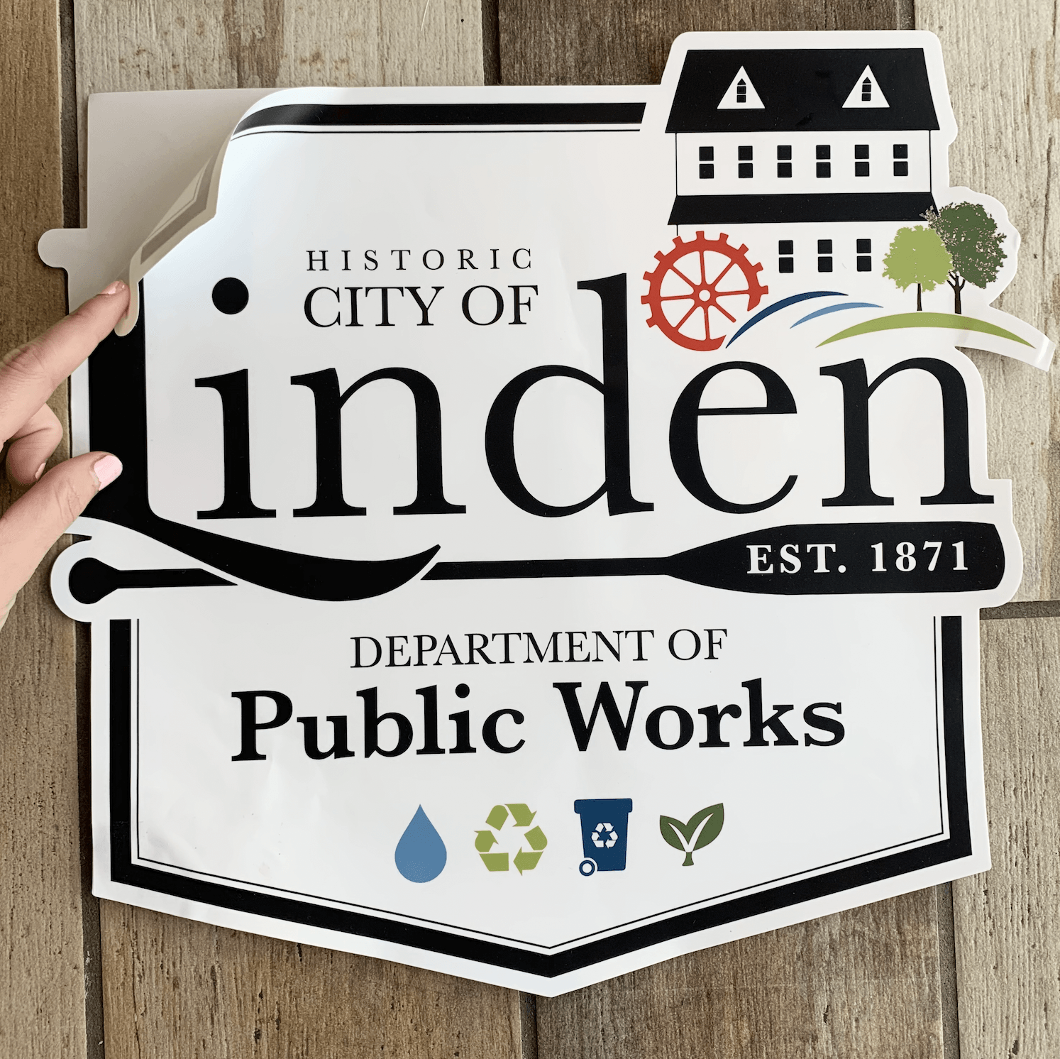 A sign that says historic city of inden and department of public works