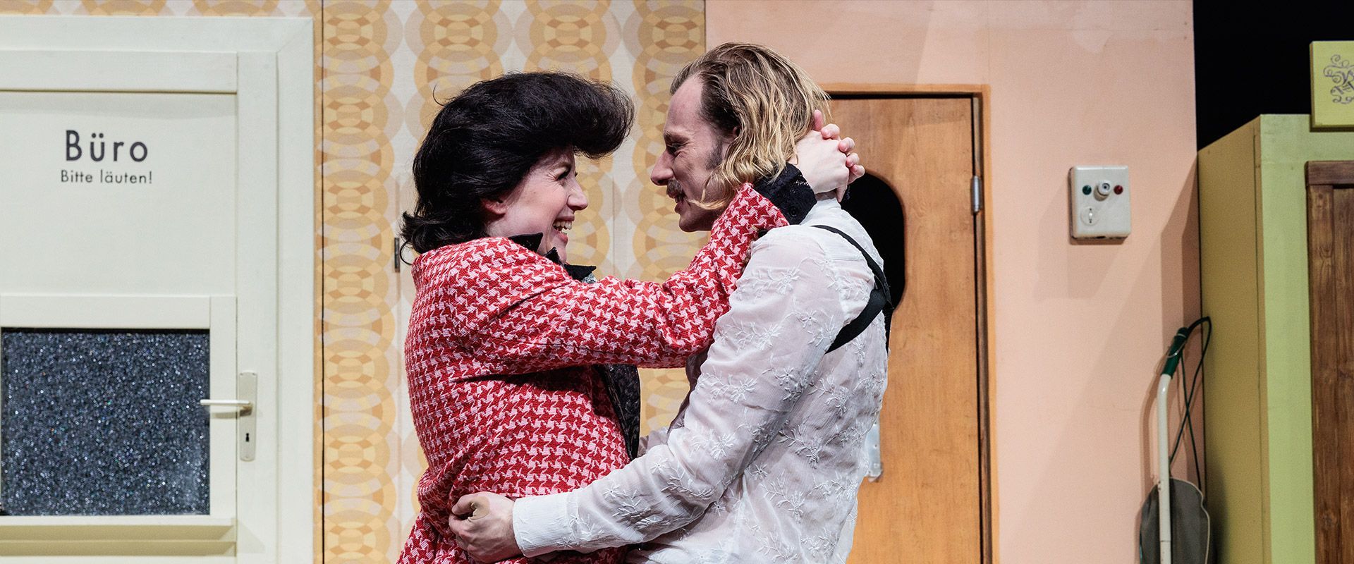 Jessica von Wehner als Schauspielerin auf der Bühne bei Diener zweier Herren