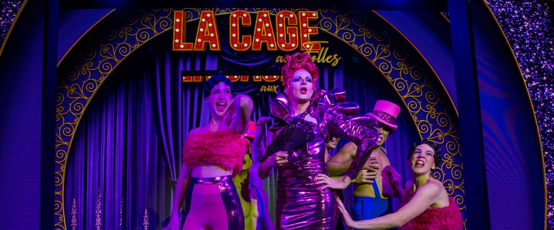 Jessica von Wehner als Schauspielerin auf der Bühne bei La Cage bei einem Auftrit