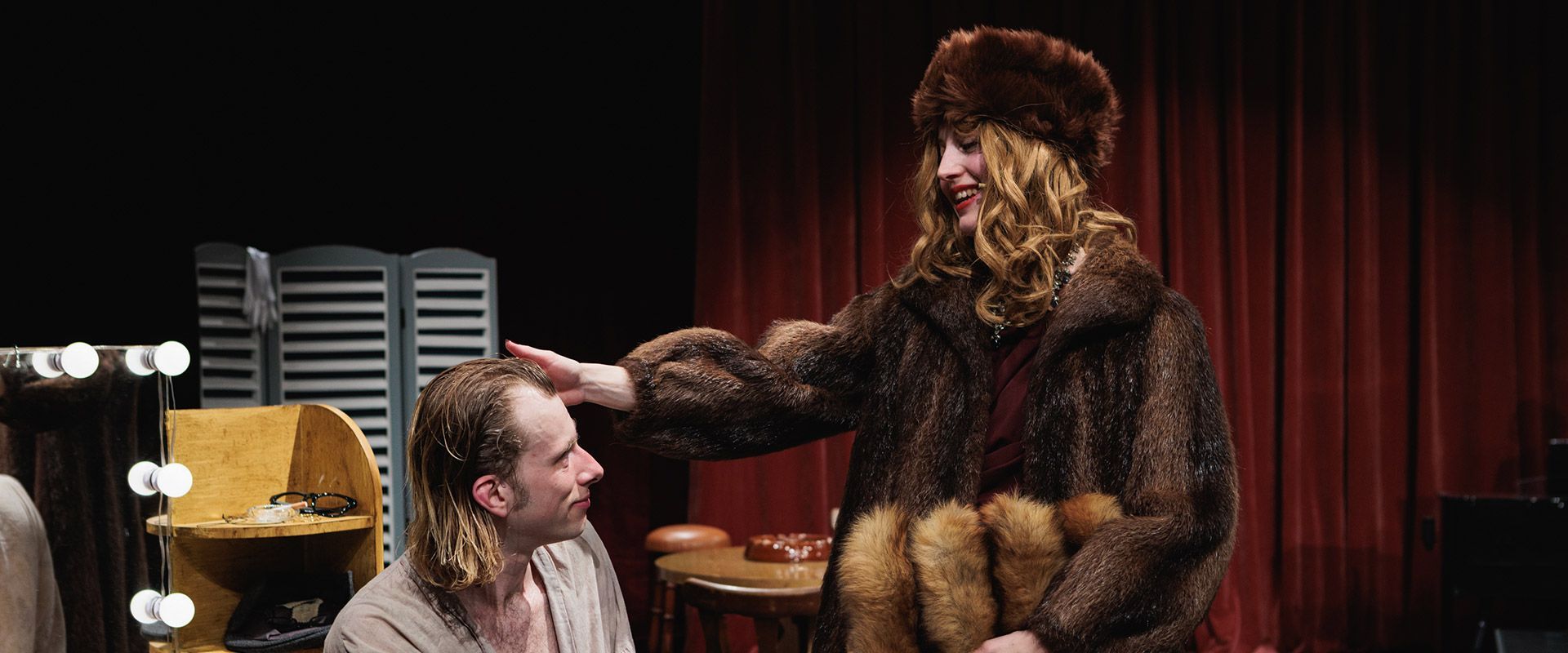 Jessica von Wehner als Schauspielerin auf der Bühne bei Mephisto