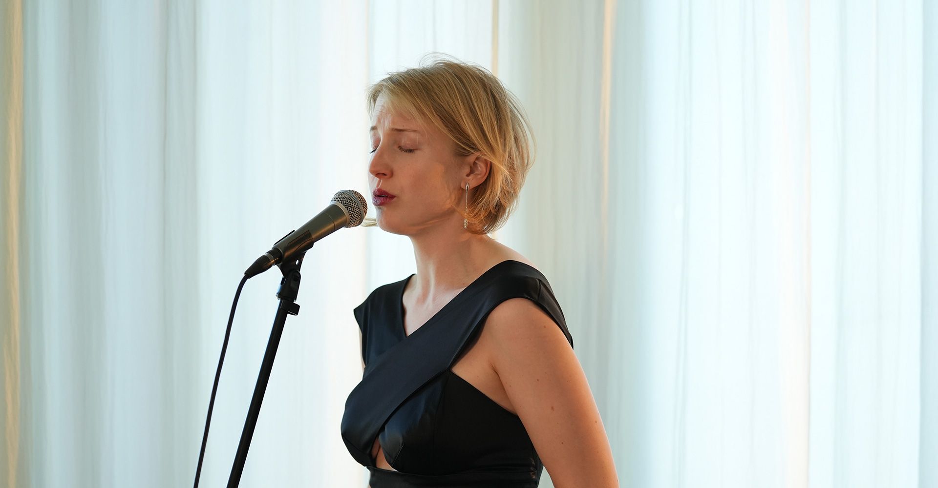 Jessica von Wehner als Eventsängerin mit Mikrofon