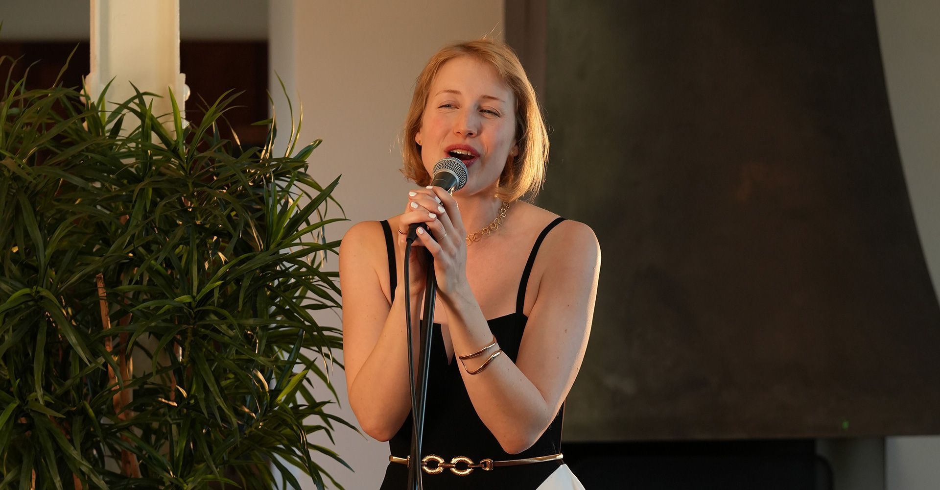 Jessica von Wehner als Hochzeitssängerin