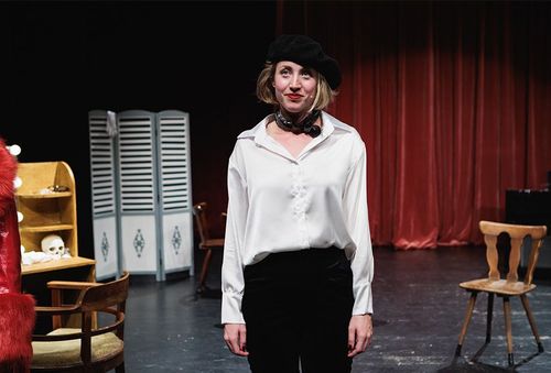 Jessica von Wehner als Schauspielerin auf der Bühne, Neues Globe Theater Potsdam