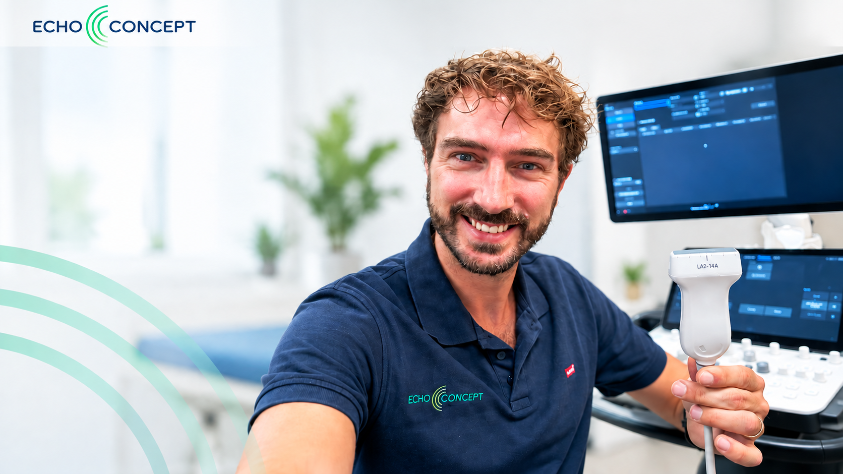 Een glimlachende arts houdt een echografieprobe vast naast een medisch beeldscherm in een lichte kliniek.