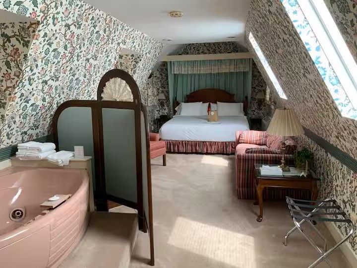 King room with floral wallpaper at Strawtown Inn Pella, Iowa.