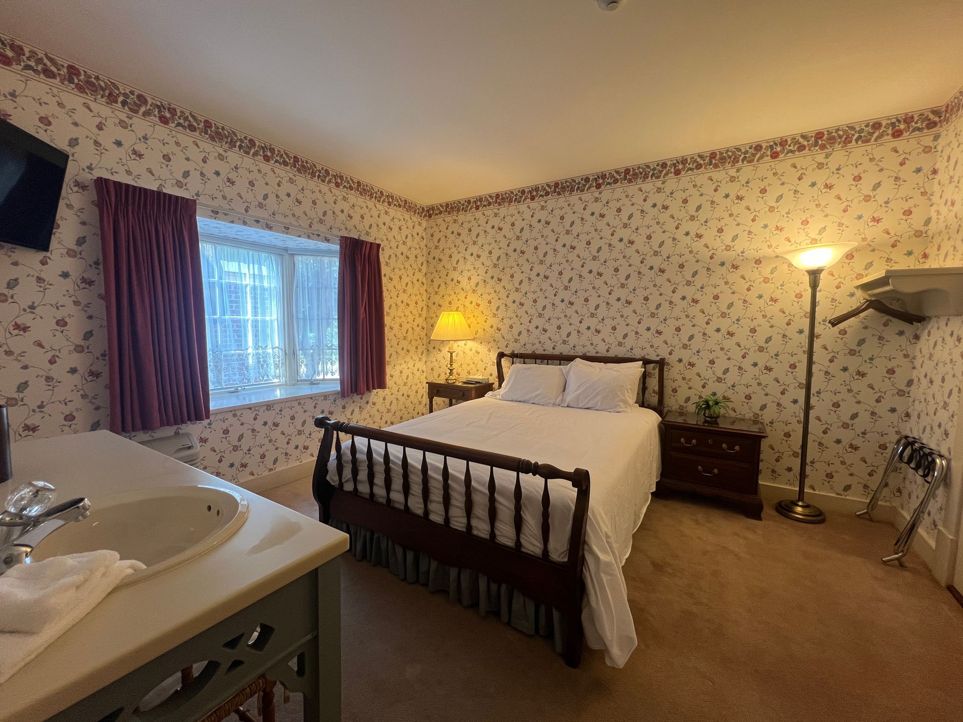 Best Hotel Stay in Pella. Queen Bed.