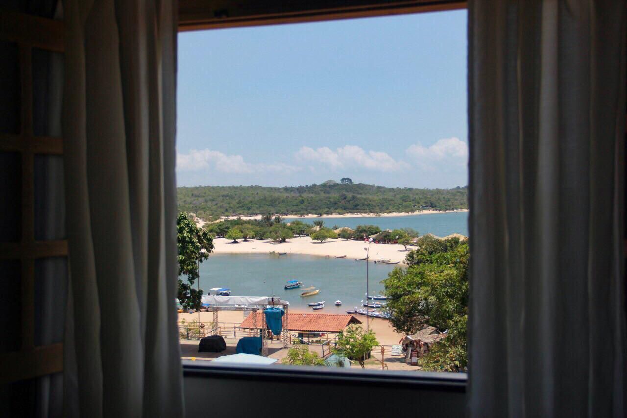Uma janela com vista para um corpo de água