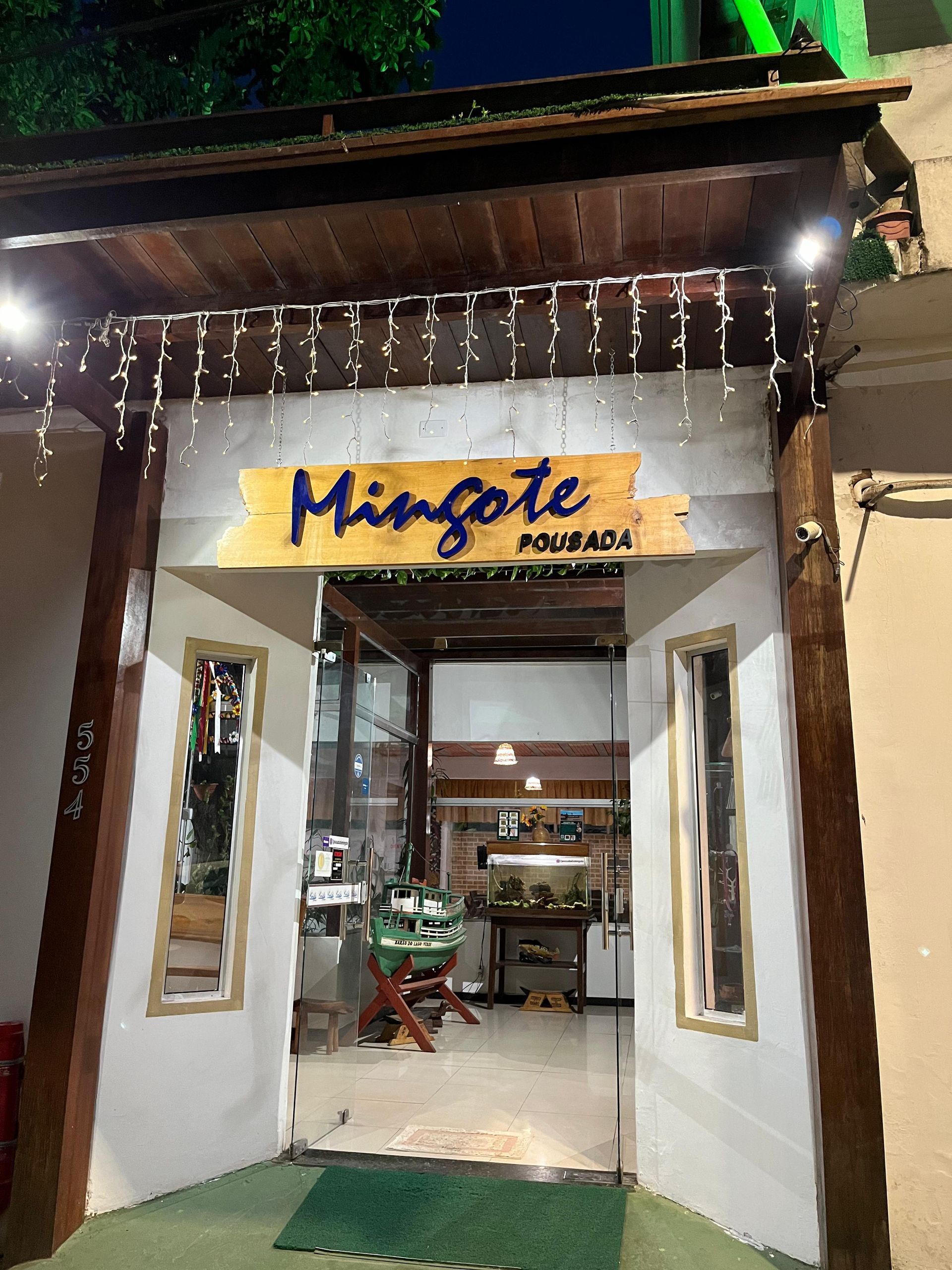Um prédio com uma placa que diz mingote