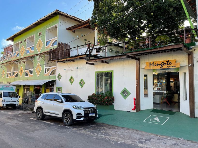 Um prédio com uma placa que diz maracá