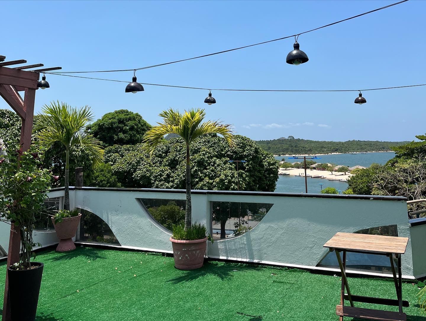 Um deck na cobertura com vista para o rio Tapajós e as árvores.