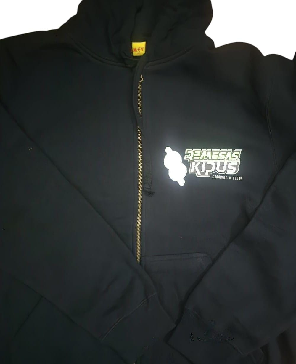 Una sudadera con capucha negra que dice James Kids.