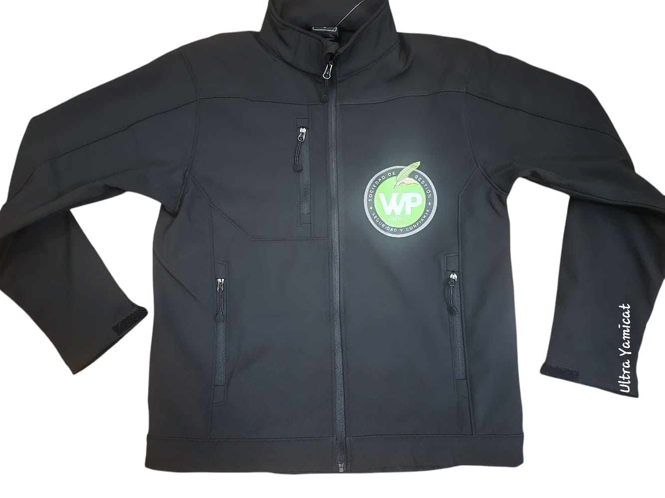 Una chaqueta negra con el logo de una manzana verde.