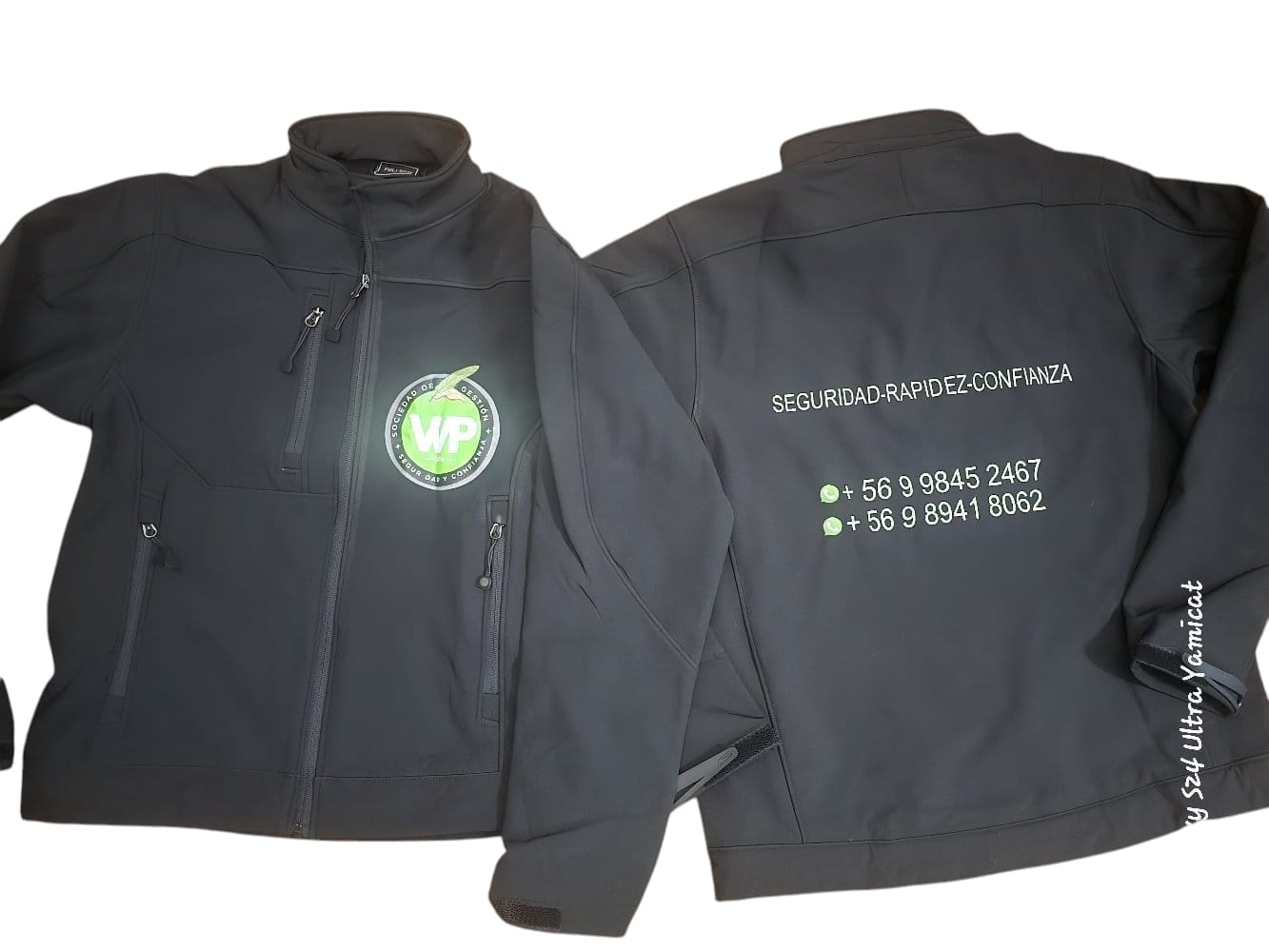 Una chaqueta negra con el logo de una manzana verde.