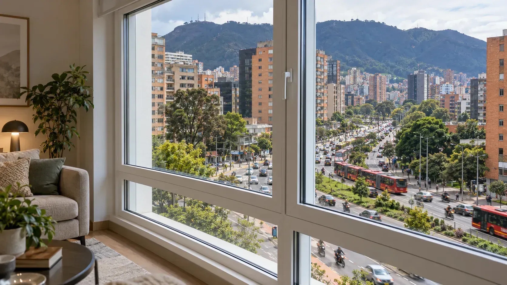 Ventana acústica de PVC instalada en apartamento de Bogotá frente a una avenida con tráfico vehicular.