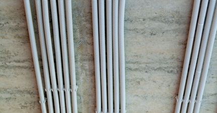 A bunch of straws are sitting on a table.