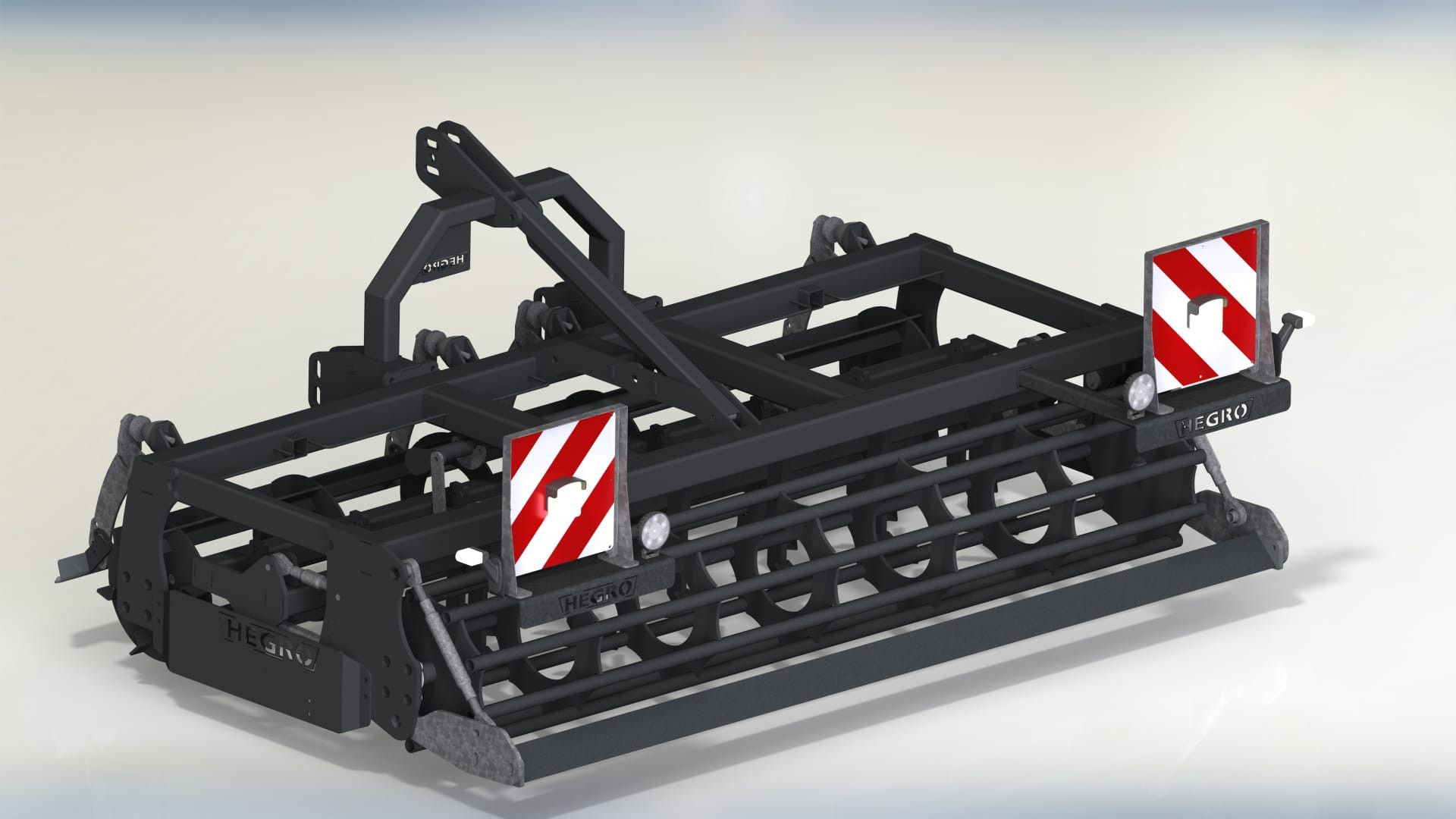 Zwart metalen landbouwwerktuig met rood-witte waarschuwingsmarkeringen, afgebeeld op een witte achtergrond.