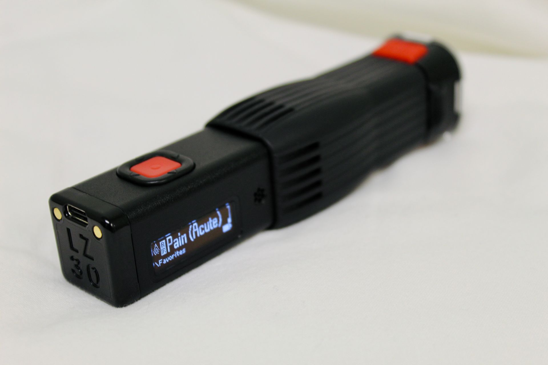 Black handheld Avant LZ30 therapy laser. Black handheld Avant LZ30 therapy laser.