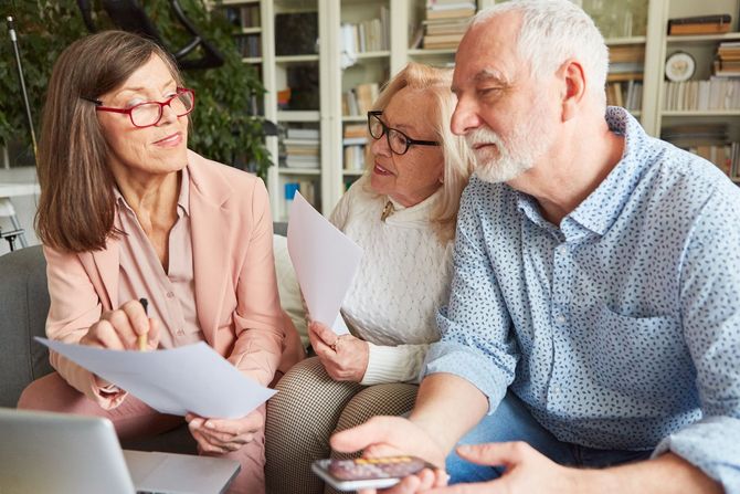 Angehörige klären die voraussichtlichen Bestattungskosten und besprechen Optionen. Der Bestattungskosten-Rechner unterstützt bei der ersten Orientierung Angehörige besprechen Bestattungskosten und Kostenrechner-Ergebnis