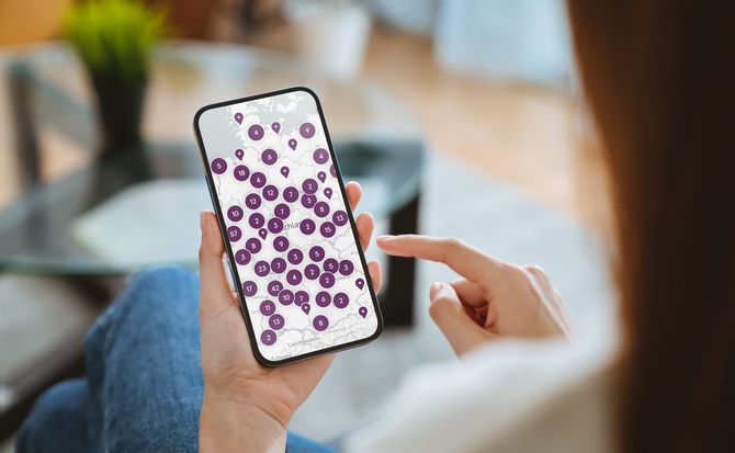 Die Treuhand-Bestatter Suche zeigt geprüfte Bestatter auf einer Karte. So finden Vorsorgende passende Partner in der Nähe Vorsorgende nutzt die Treuhand-Bestatter Suche auf dem Smartphone