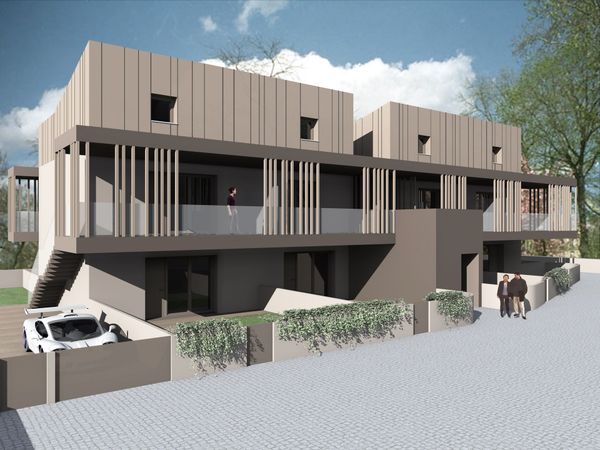 Moderno edificio multifamiliare con balconi e inserti verticali in legno.