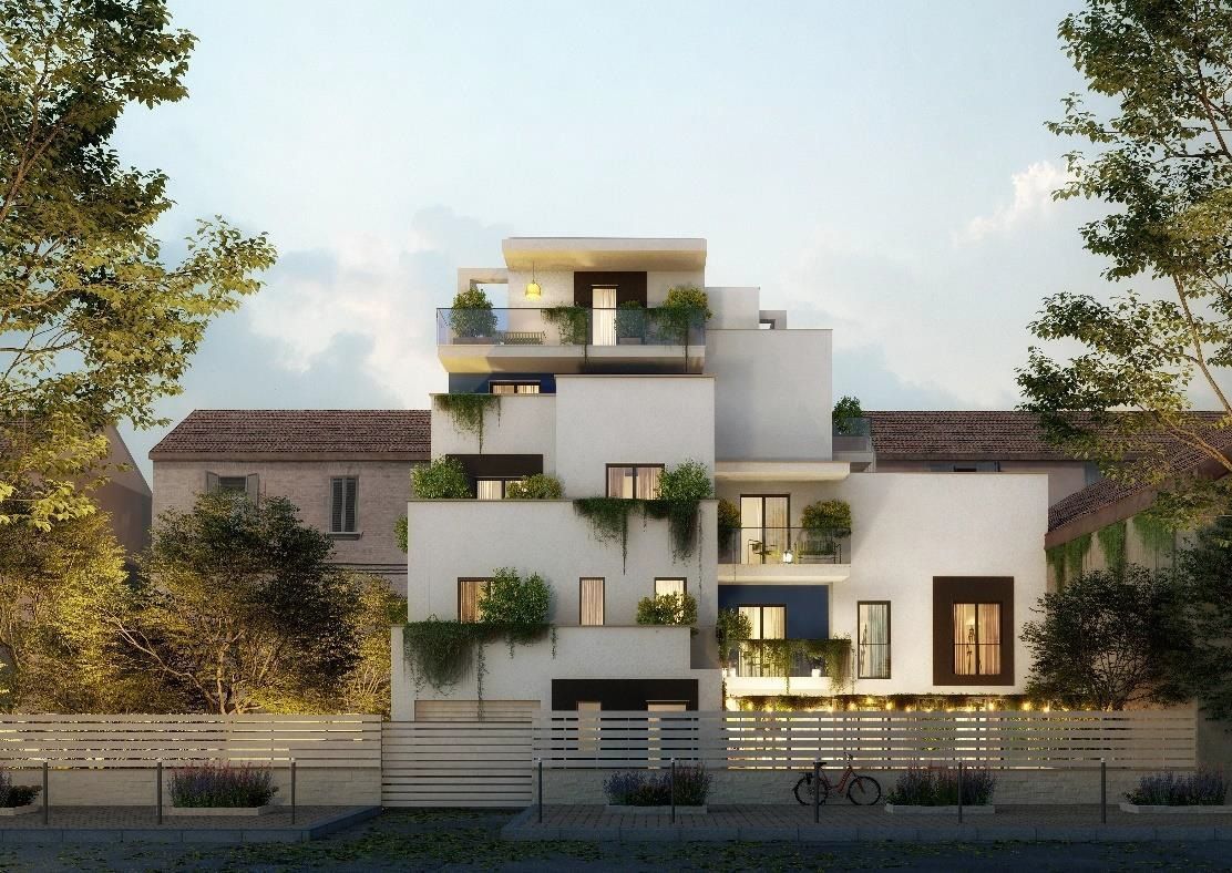 Moderno edificio bianco con piante verdi, vari livelli e balconi.