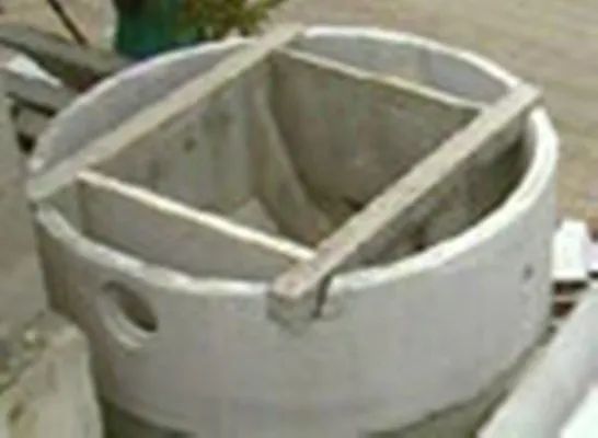Pile di pannelli o lastre rettangolari bianchi su pallet in un magazzino