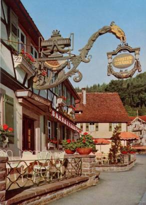 Ein Gebäude mit einem Schild mit der Aufschrift „ Schloss “