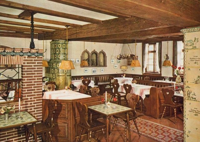 Ein Restaurant mit Tischen und Stühlen und einer Backsteinmauer