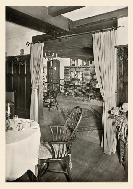 Ein Schwarzweißfoto eines Wohnzimmers mit Tisch und Stühlen