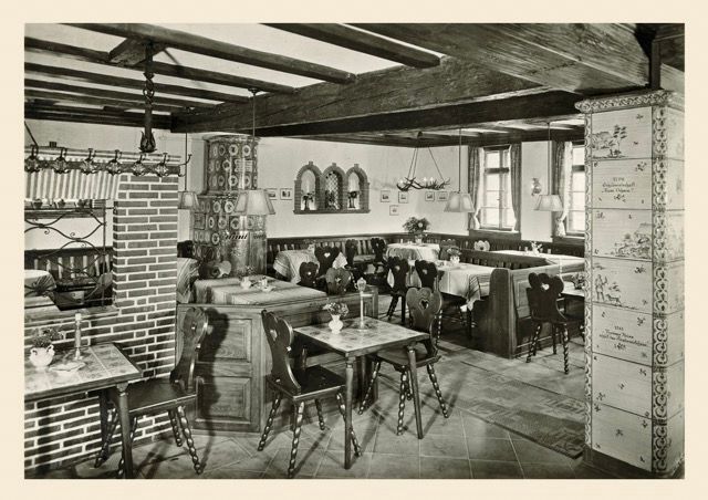 Ein Schwarzweißfoto eines Restaurants mit Tischen und Stühlen